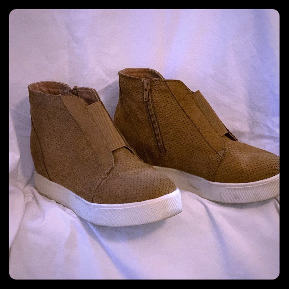 Soda hidden wedge sneakers brown sz7
